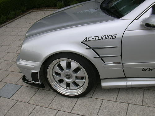 AC CLK Kotflügel mit Kiemen W208